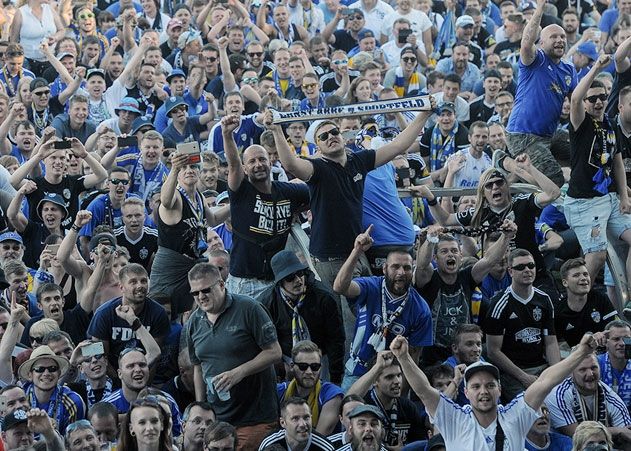 Können die Zeiss-Fans auch nach dem 38. Spieltag der 3. Liga jubeln? Zum Auftakt muss Jena zum SV Wehen-Wiesbaden reisen.