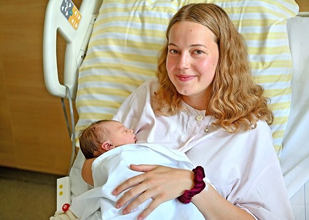 Die kleine Leni Charlotte und ihre Mutter Johanna Fischer fühlen sich am UKJ rundum gut versorgt.