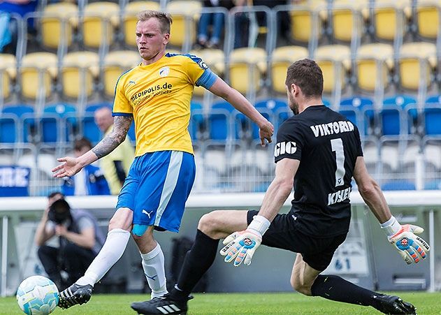 Jenas Kapitän Rene Eckardt im Duell mit dem Berliner Torhüter Dominik Kisiel.