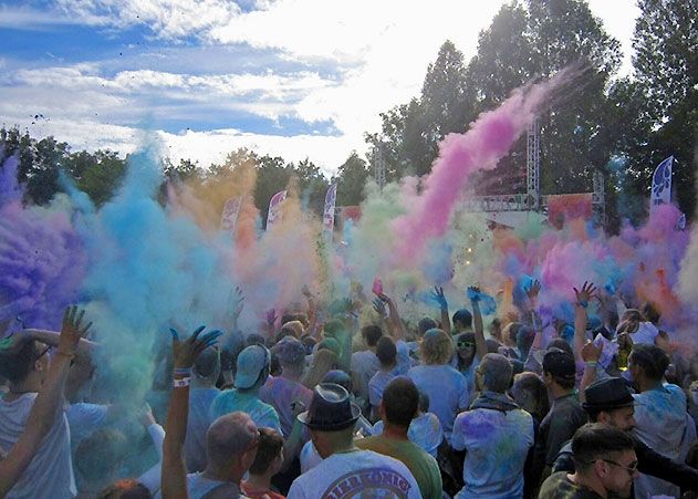 Mit viel Farbe und guten Künstlern: Auch in diesem Jahr macht das Holi Festvial wieder am Schleichersee in Jena halt.