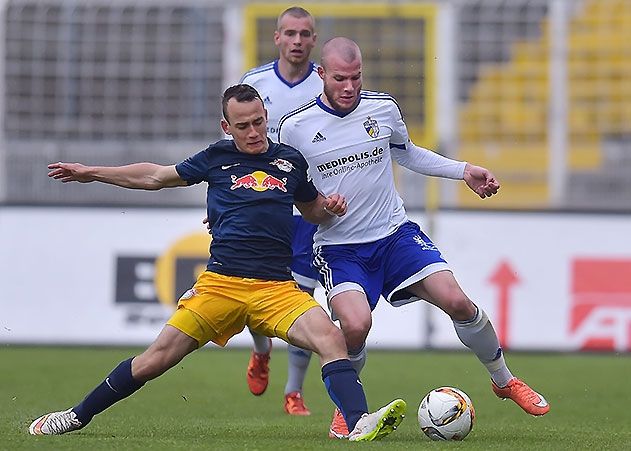 Der Jenaer Manfred Starke (rechts) gegen den Leipziger Ken Martin Gipson im Regionalliga-Spiel FC Carl Zeiss Jena gegen Rasen Ballsport Leipzig II im Ernst-Abbe-Sportfeld.