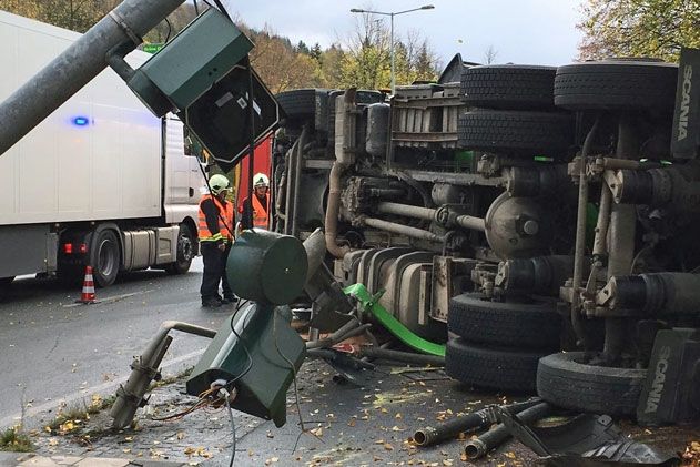 Am Freitagmittag hat ein Futtermittel-Lkw auf der Stadtrodaer Straße in Jena durch einen Unfall für eine kurzzeitige Vollsperrung gesorgt.