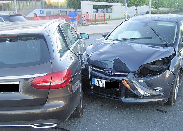 Vorfahrt missachtet: Beim Crash dieser beiden PKWs in Lobeda-Ost wurde ein Fahrer leicht verletzt.