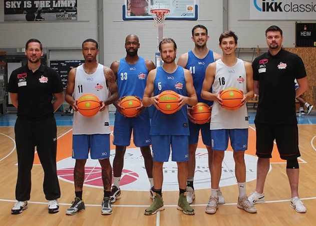 Die anwesenden Neuen im Team (v.l.n.r.): Cheftrainer Domenik Reinboth, Rayshawn Simmons (Nr. 11), Brandon Thomas (33), Nico Brauner (5), Alex Herrera (41), Moritz Plescher (16) und Assistenztrainer Alexander Osipovitch.