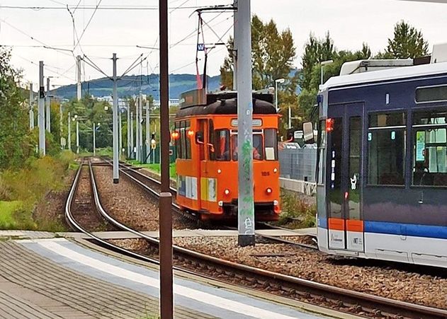 Eine Straßenbahn ist wegen Steinen in den Schienen am Montagabend in Jena entgleist.