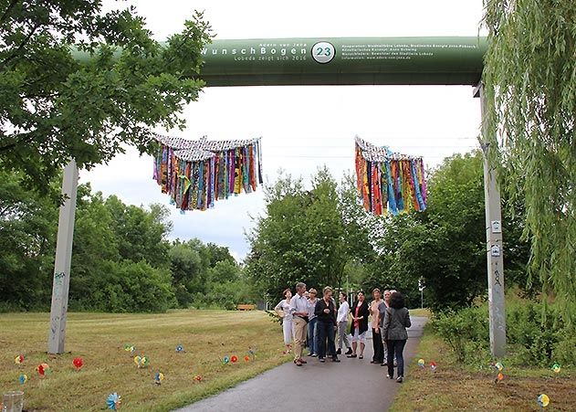 Der Wunschbogen an der Fernwärmeleitung in Lobeda-West begrüßte Fußgänger und Radfahrer. Bürger haben ihre Wünsche auf Stoff-Fahnen gedruckt.