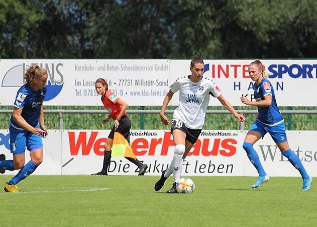 Nach einer aufopferungsvollen Leistung musste sich der FF USV Jena im drittletzten Spiel der FLYERALARM Frauen-Bundesliga-Saison mit 2:4 (2:2) beim SC Sand geschlagen geben.