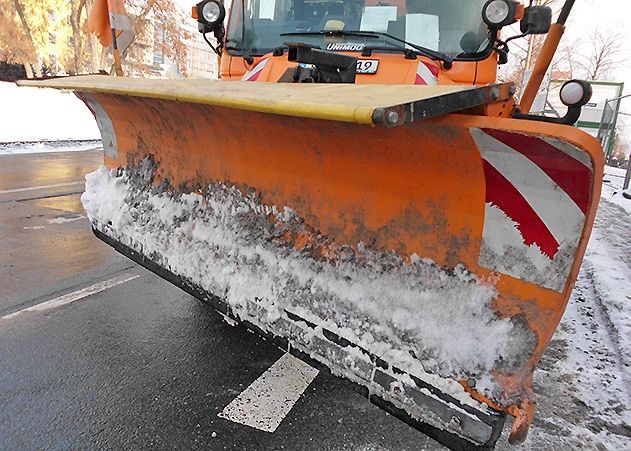 Die Straßenräumung dauert weiter an. Mit Hochdruck sind die Mitarbeiter vom KSJ im Einsatz.