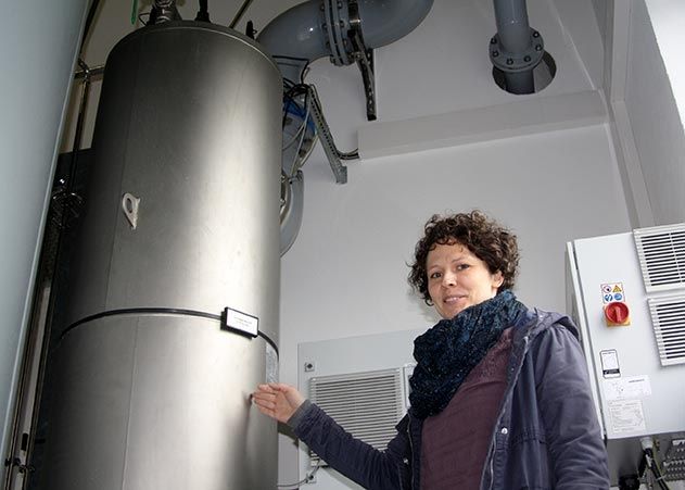 Franziska Ihle, verantwortliche Trinkwasserexpertin der Stadtwerke Energie Jena-Pößneck, vor einem der UV-Bestrahlungsröhren im Wasserwerk Burgau. Hier seit 2010, im Wasserwerk Drackendorf seit April dieses Jahres, wird das Trinkwasser nicht mehr mit Chlor, sondern UV-Licht desinfiziert.
