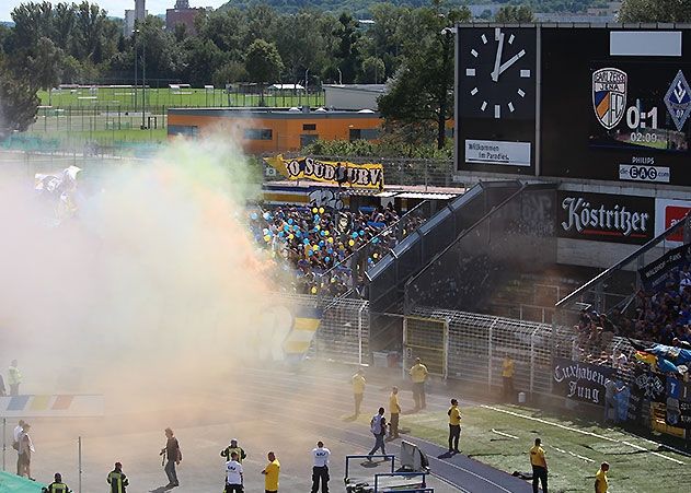 Nach dem frühen Führungstreffer für die Gäste wurde Pyrotechnik von den FCC-Fans gezündet.