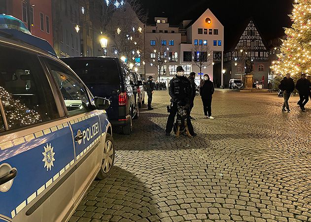 Bei dem Polizei-Großaufgebot auf dem Marktplatz kam auch ein Hundeführer zum Einsatz.