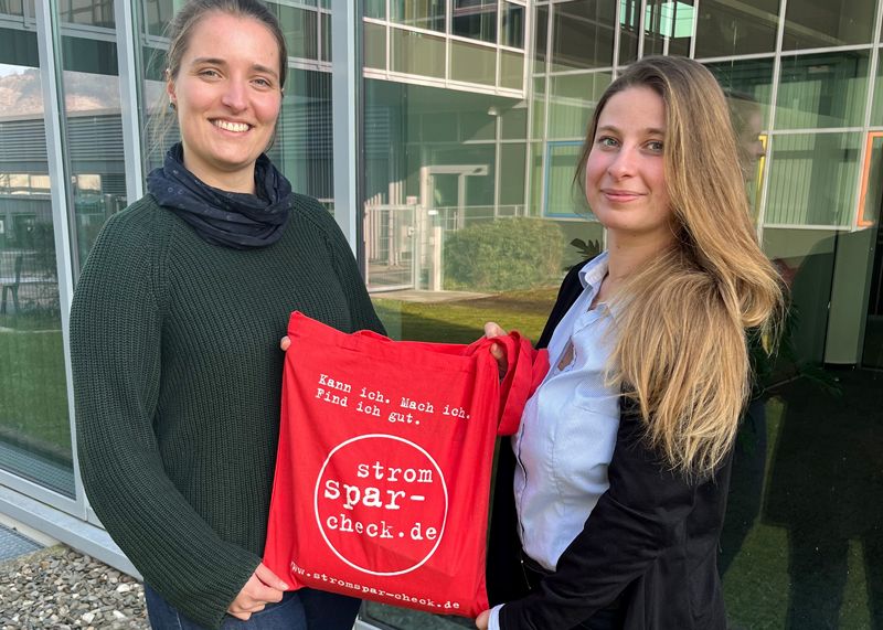 Luisa Weigmann, Projektleitung des Stromspar-Checks der Caritas begrüßt Johanna Großer (rechts), die ab sofort den Stromspar-Check in Jena koordiniert.