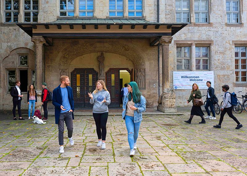 Studierende der Universität Jena. Informationen zu Bewerbung und Einschreibung für ein Studium bietet der digitale Orientierungsworkshop am 10. September.