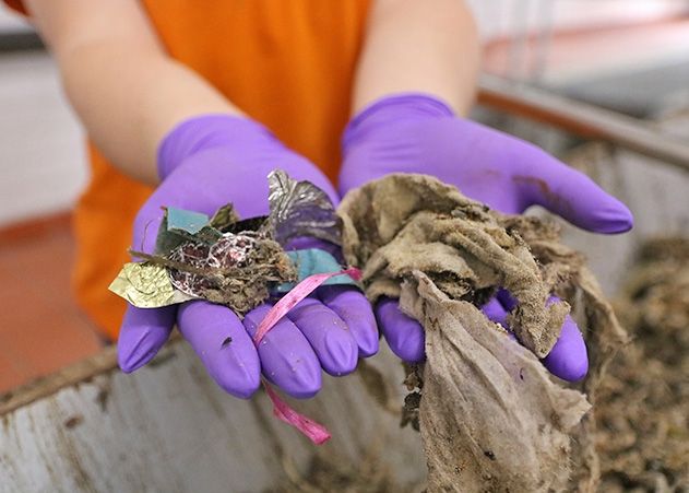 Welch brackig-braunes Sammelsurium aus unterschiedlichstem Unrat sich tagtäglich in den Grobrechen am Zulauf der Kläranlage Maua verfängt, zeigt Abwasserfachkraft Anne Gebhardt. Regelmäßig muss unsachgemäß über die Toilette entsorgter Müll entfernt werden, um die Reinigungstechnik vor Schäden zu bewahren.