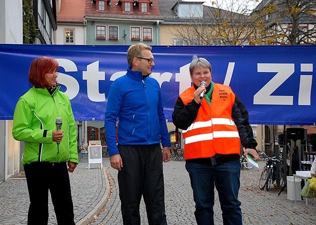 Marlis Göhr, Olympiasiegerin und Schirmherrin des Laufes, Prof. Dr. Ingo B. Runnebaum, Direktor Klinik für Frauenheilkunde und Geburtshilfe des UKJ sowie Marion  Astner von der Frauenselbsthilfe nach Krebs Jena freuen sich auf eine rege Teilnahme beim 9. Lauf gegen Krebs (v.l.).