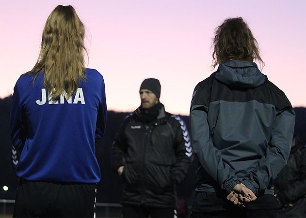 Jenas Trainer Christopher Heck beim Trainingsauftakt.