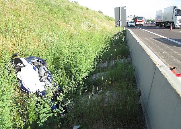 Der Motorradfahrer stürzte mit dem Krad und kam im Böschungsbereich zum Liegen.