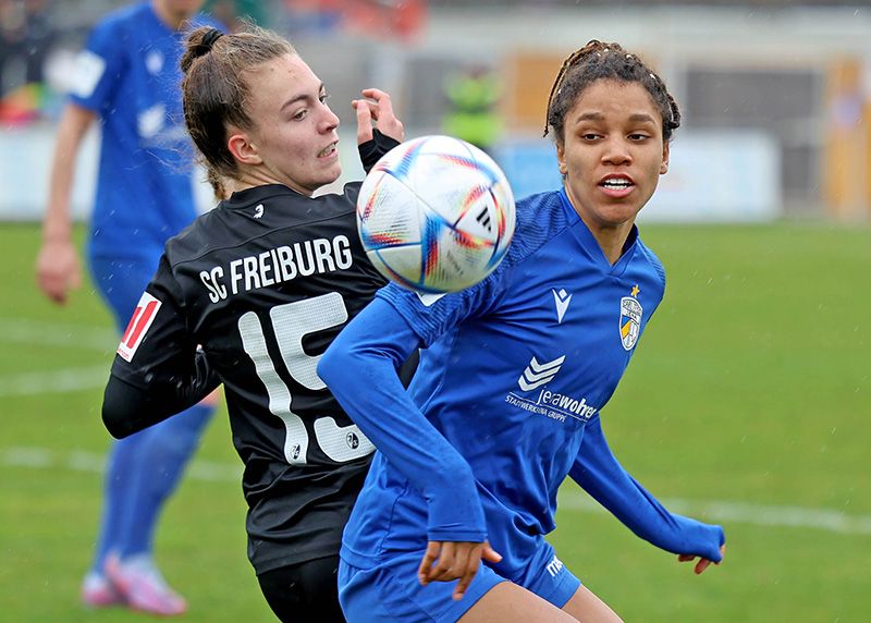 Im Duell Jenas Josephine Bonsu mit der Freiburgerin Nora Scherer.