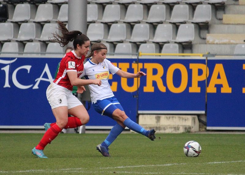 Die FCC-Frauen gingen durch einen Treffer von Lisa Gora (r.) mit 1:0 in Führung.