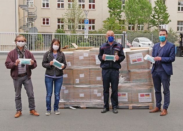 Im Bild v.l.n.r.: Dr. Minzhi Wu, Hong Wang, Peter Schörnig, Benjamin Koppe mit der Maskenspende.