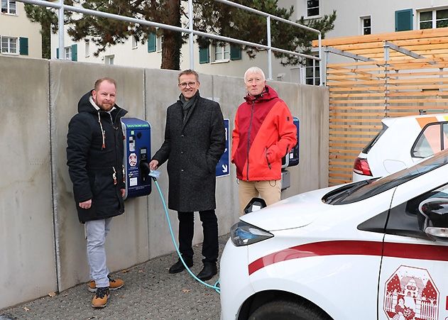 V.l.n.r.: Heimstätten-Vorstand Michael Gräf und die Stadtwerker Thomas Zaremba und Matthias Stüwe testen den Wandlader.