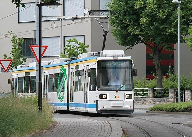 Gleisbauarbeiten des Jenaer Nahverkehrs erfordern Änderungen auf der Straßenbahnlinie in Jena-Ost im Bereich Jenzigweg.