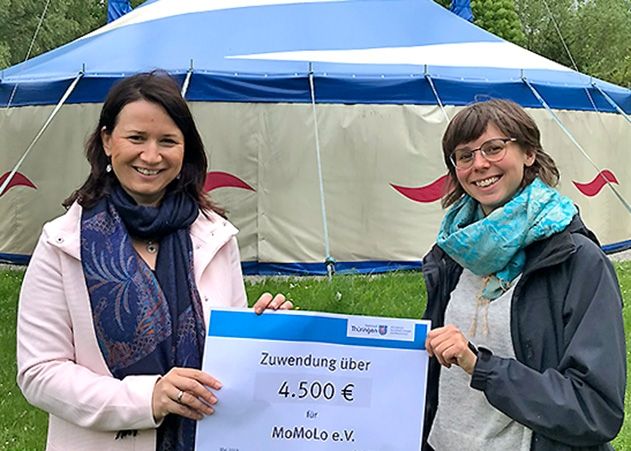 Thüringens Umweltministerin Anja Siegesmund übergibt einen Lottomittelbescheid an Nele Asche vom Zirkusverein MoMoLo in Jena.