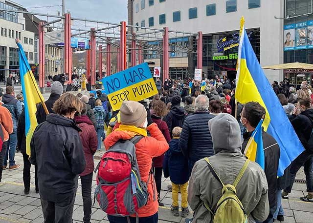 Für Frieden in der Ukraine demonstrierten am Samstag etwa 300 Menschen im Zentrum von Jena.