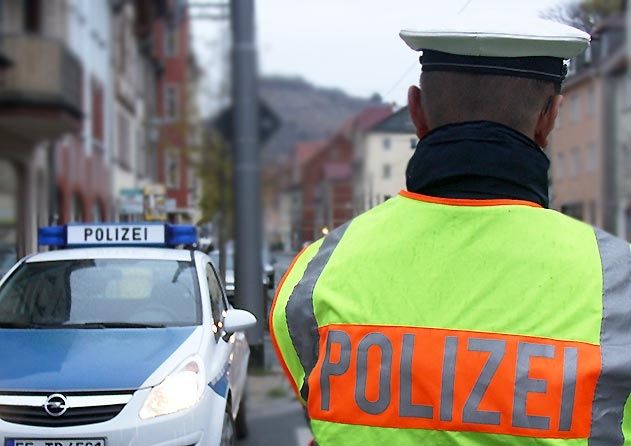 Ohne Grund und Motiv entzog sich plötzlich ein junger Mann einer Polizeikontrolle und flüchtete.