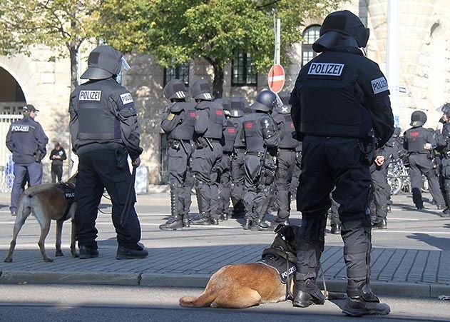 Die Polizei – hier im Einsatz am 3. Oktober 2015 – will am 20. Januar in Jena Recht und Gesetz für alle politischen Akteure durchsetzen. Gegen den AfD-Aufmarsch wollen mehrere Gegendemonstrationen protestieren.