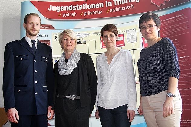 Stehen stellvertretend für das Konzept der Jugendstation Jena/SHK: v.r.n.l. Karola Glöck (Staatsanwaltschaft Gera), Juliane Fleischer (Jugendgerichtshilfe SHK), Gabriele Wieduwilt (Jugendgerichtshilfe Jena) und Christopher Heineck (Polizei Jena).