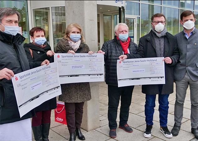 v.l.n.r. Prof. James Beck (Kinderhilfestiftung), Sabine Jahn und Grit Kersten (Saalebetreuungswerk), Christian Knerich (Lions), Stefan Fritschek (Sailing Kids) und Ralph Mende (Lions) bei der Spendenübergabe vor dem Uniklinikum Jena.