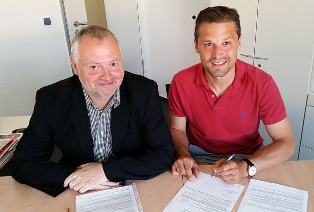 FF USV-Vorstandsmitglied Torsten Rödiger und Daniel Kraus bei der Vertragsverlängerung.