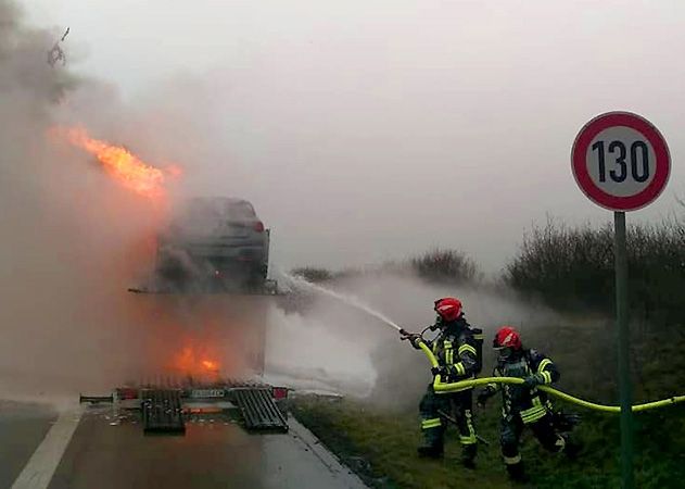 Der Autotransporter brannte auf der A4 vollständig aus. Mit Schaum bekämpften die Feuerwehren aus Hermsdorf und Bad Klosterlausnitz das Feuer.