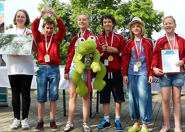 Freude bei Kim Fischer, Emilio Zboron, Leonie Stein, Kimsey Breitmann, Bornmann Marthe und Hannes Stemmler über Gold in der Altersklasse 11-13 Jahre.