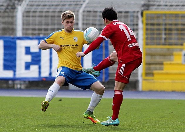 Im Zweikampf der Jenaer Torschütze Dominik Bock mit dem Neustrelitzer Ryota Okumura.