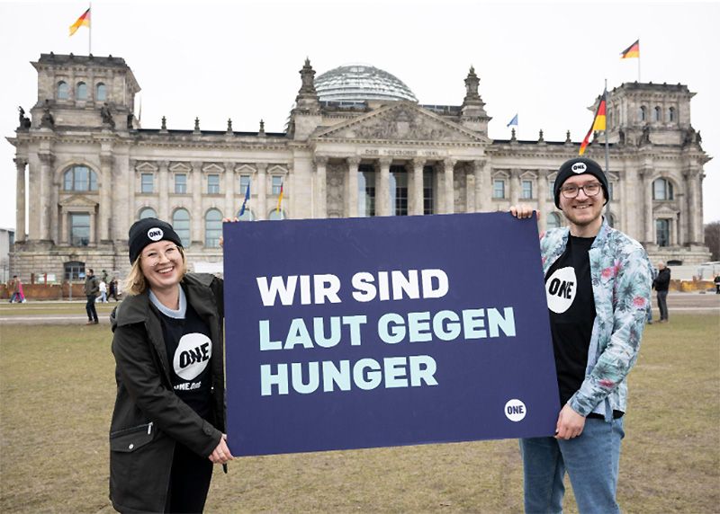 Mats Weinhardt (24, rechts), Chemie-Student und ONE-Jugenbotschafter aus Jena, sagt: "Hunger ist nichts, was man sich aussucht. Die Mittel für den Kampf für Ernährungssicherheit dürfen nicht gekürzt werden."