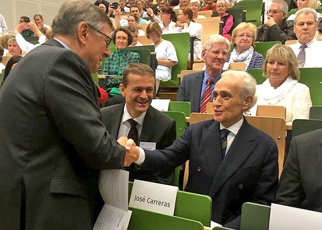 Ein besonderer Moment am Uniklinikum Jena: Prof. Dr. em. Felix Zintl, der als erster Mediziner der DDR an der Unikinderklinik Stammzelltransplantationen ausführte, und der von Leukämie geheilte José Carreras lernen sich kennen.