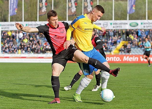 Im Zweikampf: Jenas Torschütze Maximilian Wolfram und der Neugersdorfer Tobias Gerstmann.