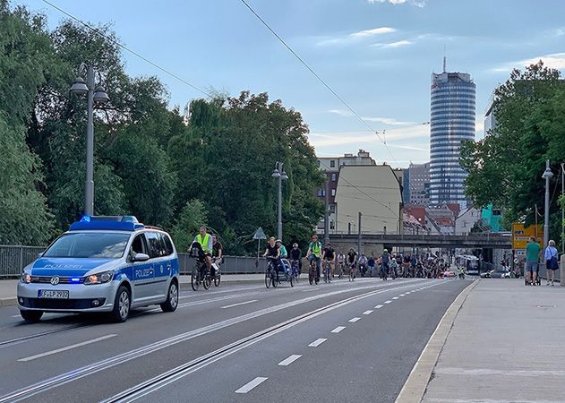 Rund 200 Radfahrer auf dem Weg nach Jena-Ost.