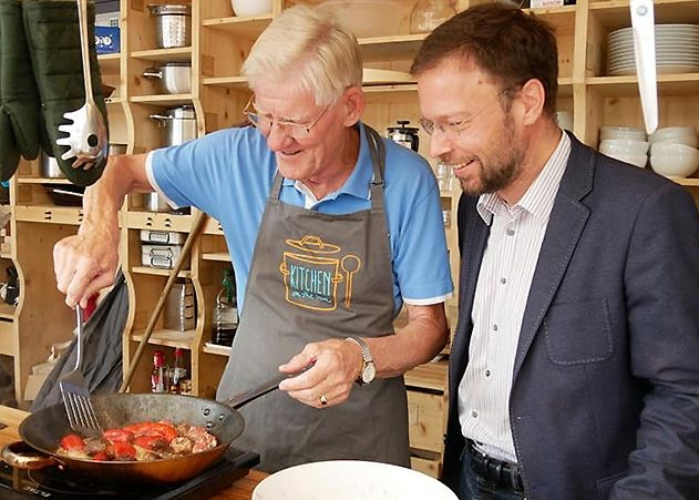 OB Thomas Nitzsche und Lobedas Ortsteilbürgermeister Volker Blumentritt beim Verkosten.