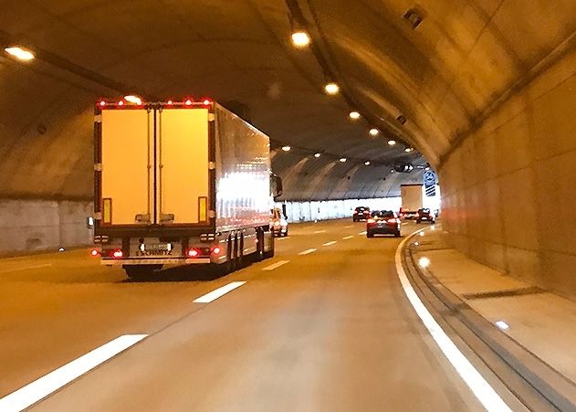 Ein Autofahrer ist am Dienstag im Lobdeburgtunnel von der Fahrbahn abgekommen und kollidierte mit der Tunnelwand.