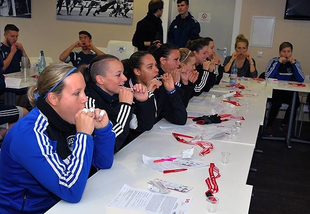 Die Spieler des FC Carl Zeiss und Fußballerinnen des FF USV Jena ließen sich bei der Deutschen Stammzellspenderdatei registrieren.