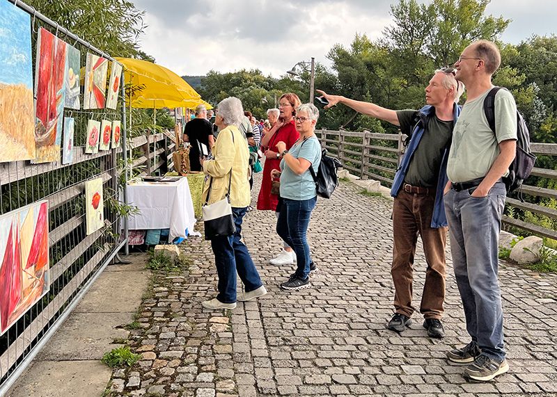 Die „Burgauer Kunstbrücke“ feierte auf der historischen Saalebrücke Premiere.