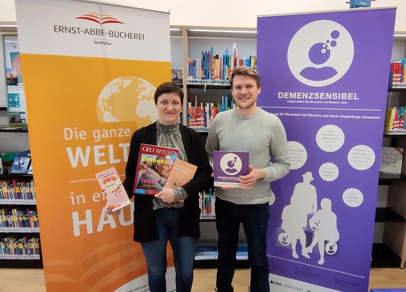 Katja Mauß (EAB Jena) und Stefan Eberhardt (Lokale Allianz für Menschen mit Demenz) informieren über ein neues Demenzangebot in der Ernst-Abbe-Bücherei Jena.