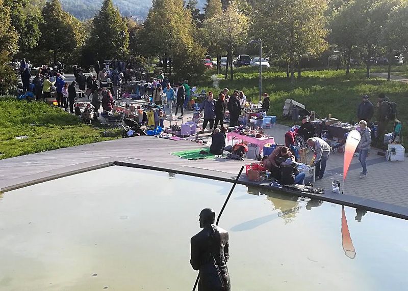 Der Platz um den Flößerbrunnen wird wieder zu einem bunten Basar der kleinen und großen Schätze.