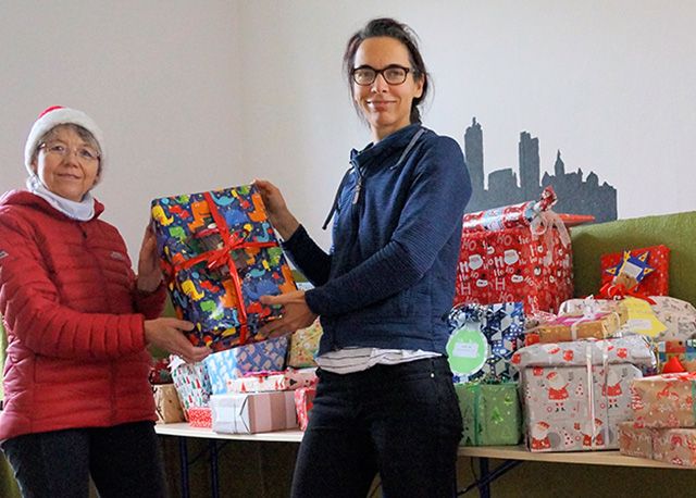 Barbara Albrethsen-Keck übergibt Geschenke an Nadine Richwald vom Verein „Ein Dach für alle“.