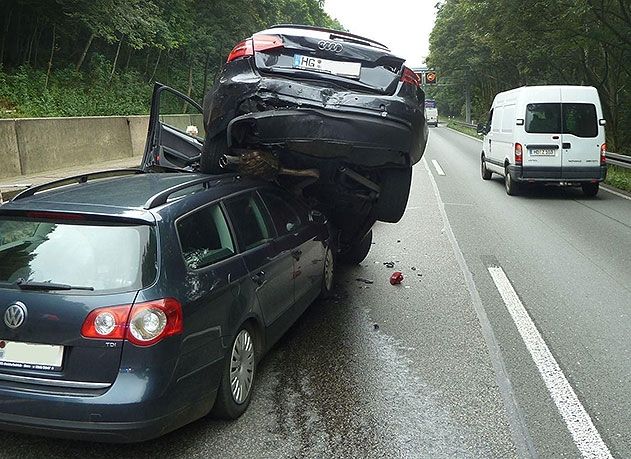 Drei Autos krachen am Schorbaer Berg aufeinander. Es entstand ein hoher Sachschaden.