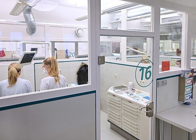 Nach Umbauten im Kurssaal: Studierende können ihre praktische Ausbildung wieder mit Patienten absolvieren.