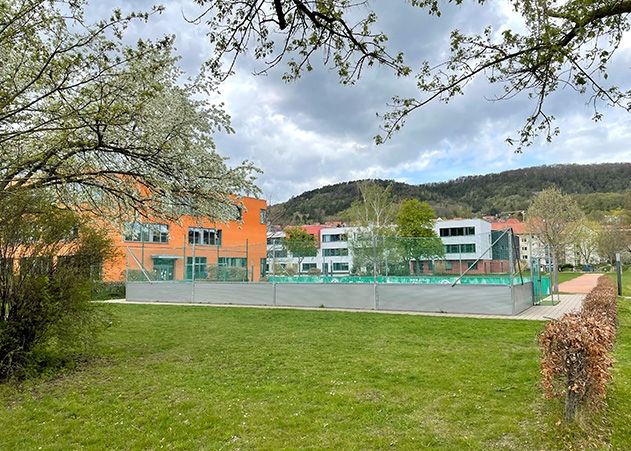 Die Erneuerung des Rasenplatzes kann die Möglichkeit geschaffen werden, ganzjährig und unter hervorragenden Bedingungen diesen Platz zu nutzen.